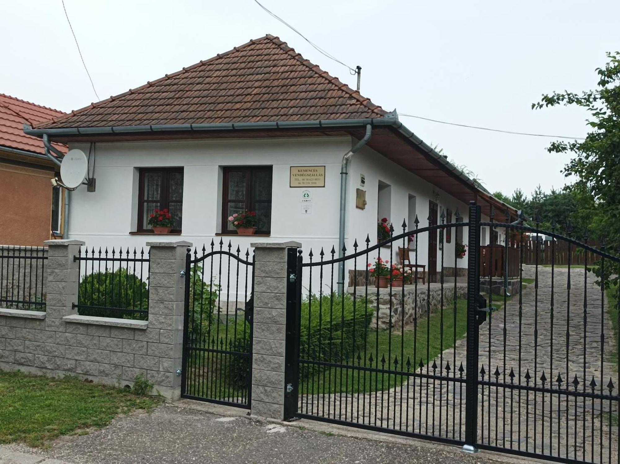 Hotel Kemences Vendeghaz Mikohaza Exterior foto